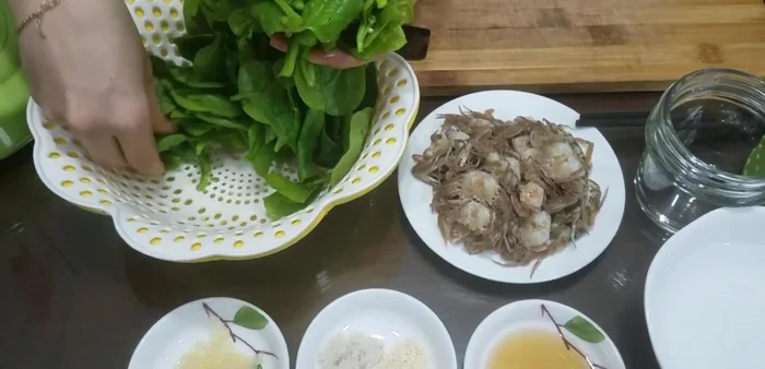 Sơ chế rau: Thái nhỏ rau mồng tơi. Chia làm 2 phần để xay.