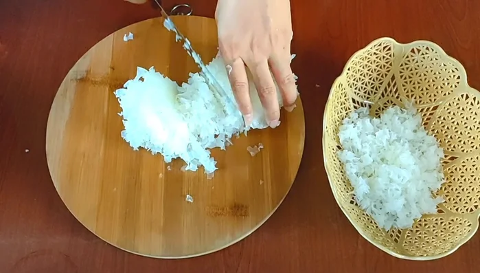 Cắt nấm tuyết thành hạt lựu, bỏ phần gốc.