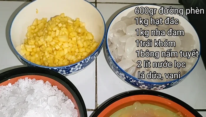 Cho 2 lít nước lọc vào nồi, thêm lá dứa, đun sôi.