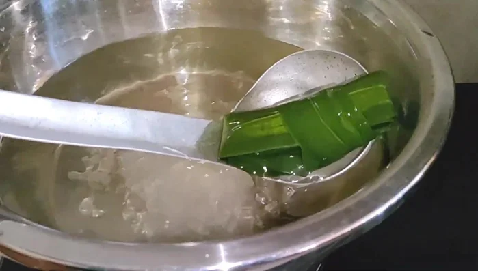 Cho đường phèn vào nước sôi, khuấy tan. Bỏ lá dứa.