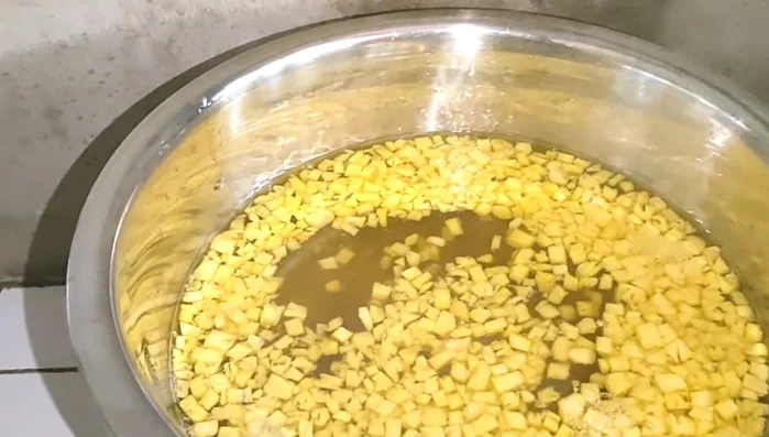 Cho khóm và hạt đác vào, nấu 10 phút.