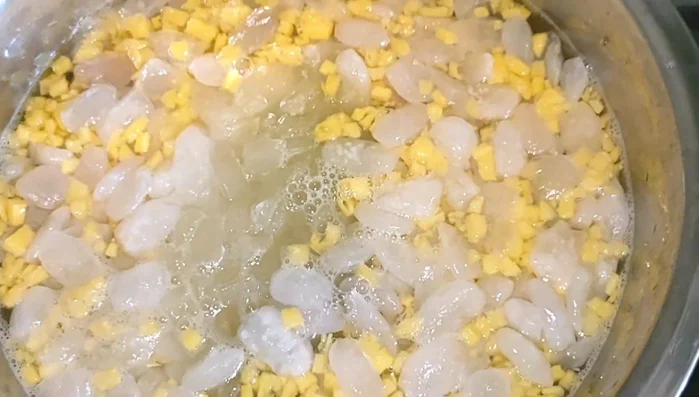 Cho nha đam vào, nấu sôi lại.