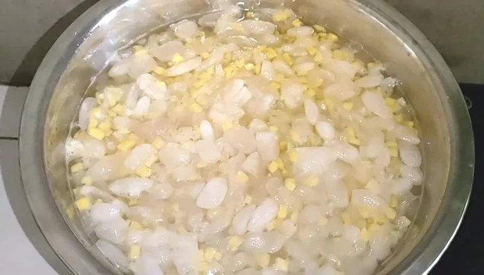 Để chè nguội, cho vào tủ lạnh. Thêm đá khi ăn.