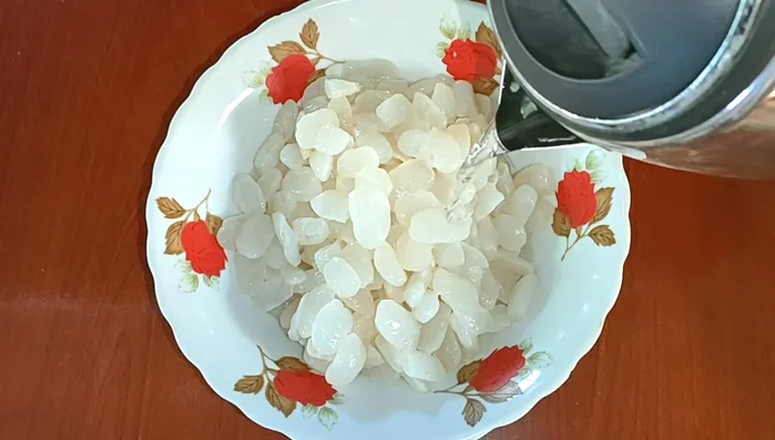 Rửa sạch hạt đác, ngâm với nước sôi và 1 muỗng cà phê muối trong 5 phút, sau đó xả lại nhiều lần với nước sạch.