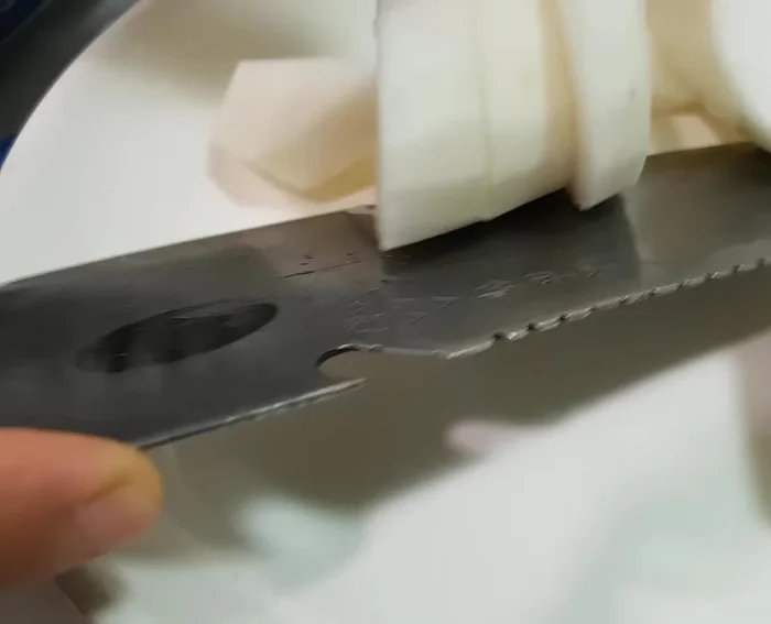 Cắt củ cải trắng thành lát mỏng khoảng 1cm. Cắt đôi hành tây, lấy phần gốc hành.