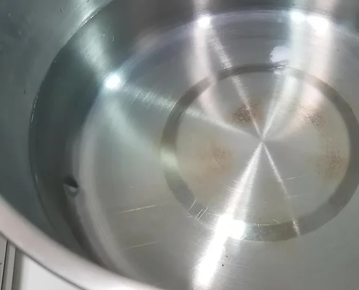 Nấu nước dùng: Cho 5 lít nước vào nồi, thêm xương ống, củ cải muối, hành tây, gốc hành lá, tôm khô và mực lá. Đun sôi, hớt bọt liên tục để nước trong.