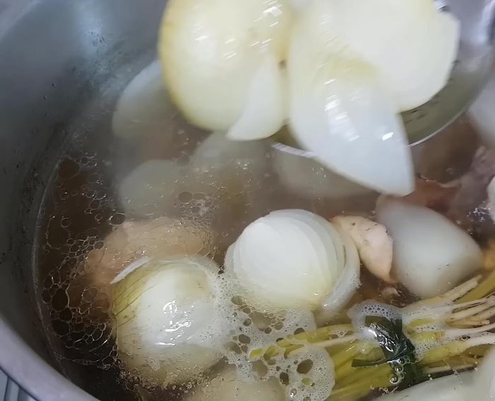 Vớt bỏ hành tây. Cho gia vị gồm muối, hạt nêm, đường phèn, nước mắm, bột ngọt vào nêm nếm vừa ăn.