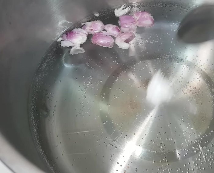 Rửa sạch xương ống với nước muối. Cho 2 lít nước vào nồi, thêm 1/3 muỗng canh muối và giấm, đun sôi rồi cho xương ống vào chần sơ khoảng 10 phút, sau đó vớt ra rửa lại với nước sạch.