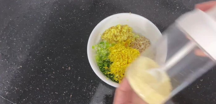 Ướp cá: Trộn đều các loại gia vị (bột nêm, bột ngọt, bột canh, dầu hào, hạt tiêu, dầu điều, 1/3 lon bia) với các nguyên liệu đã băm nhỏ. Ướp cá trong hỗn hợp này khoảng 20-30 phút.
