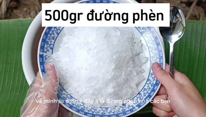 Trộn đều hoa atiso đỏ với đường phèn. Để ngâm 15 phút. [131.72]