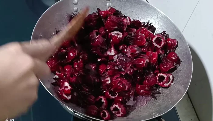 Đun liên tục, đảo đều cho đến khi siro ra nước (khoảng 7 phút). Thêm một chút muối để bảo quản siro lâu hơn. [218.54]