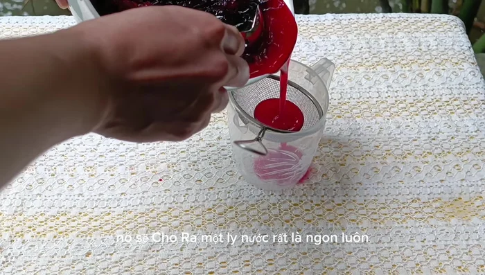 Lọc siro qua rây. [290.52]