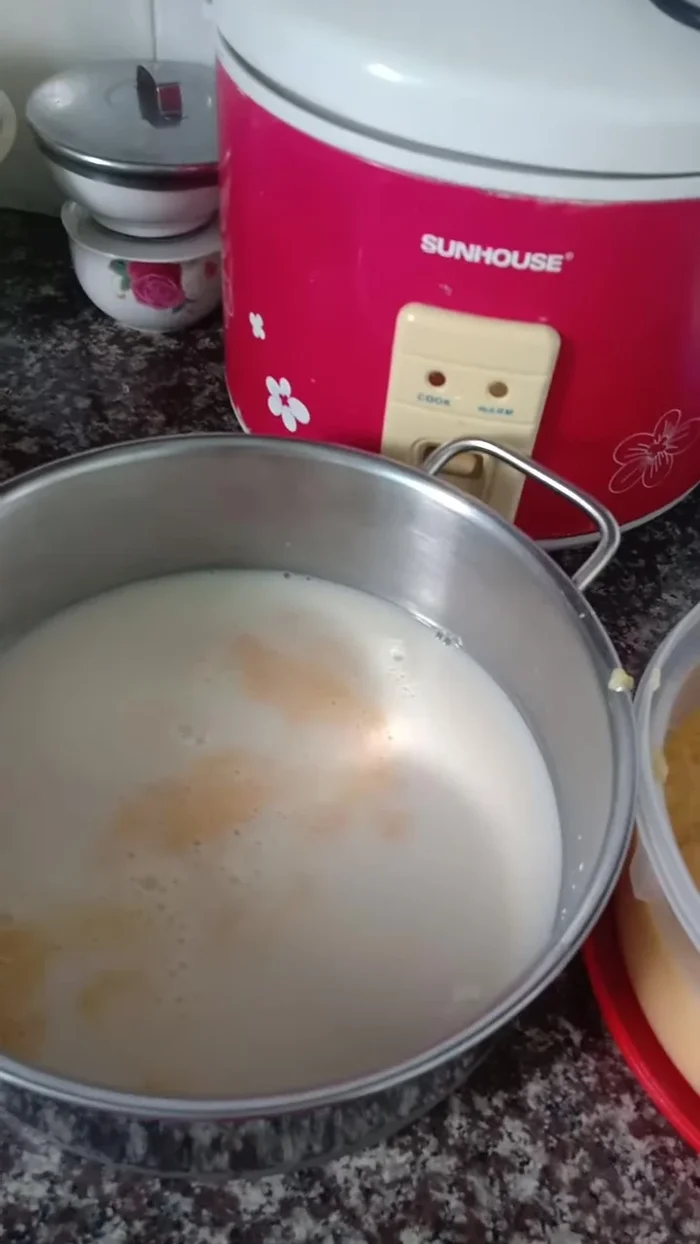 Thêm mít xay vào hỗn hợp trong nồi.