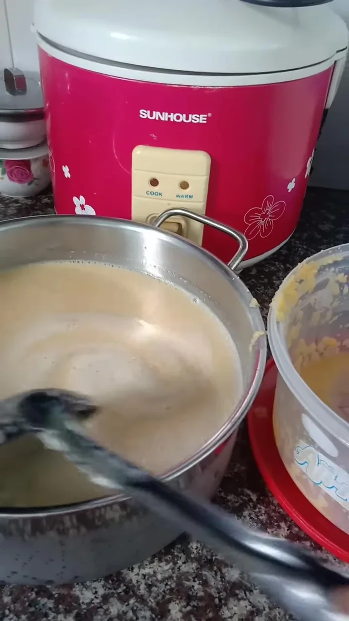 Đun sôi hỗn hợp trên lửa vừa, nhớ vớt bọt để siro được mịn và đẹp mắt.
