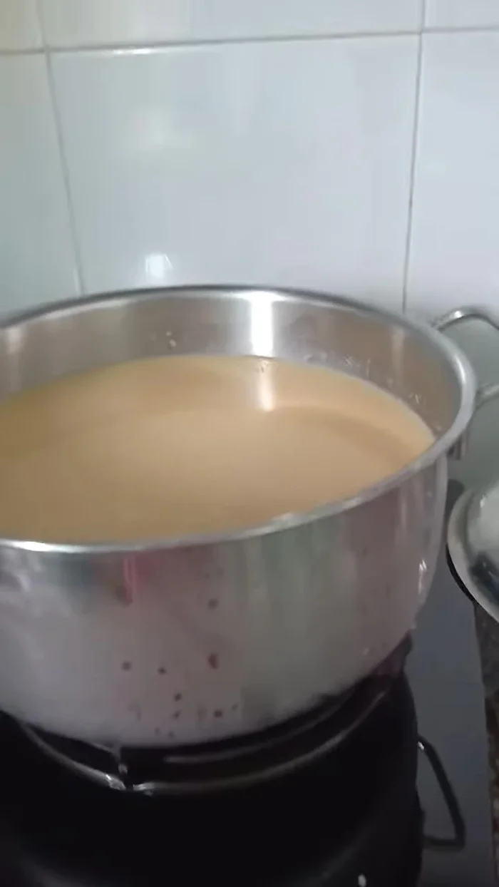 Đun đến khi hỗn hợp sôi nhẹ và hơi sánh lại thì tắt bếp.