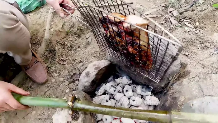 Kiểm tra độ chín: Dùng que xiên hoặc dao để kiểm tra xem thịt đã chín tới hay chưa. (Nếu thích ăn thịt chín mềm thì nướng kỹ hơn, nếu thích ăn thịt tái thì nướng sơ qua)