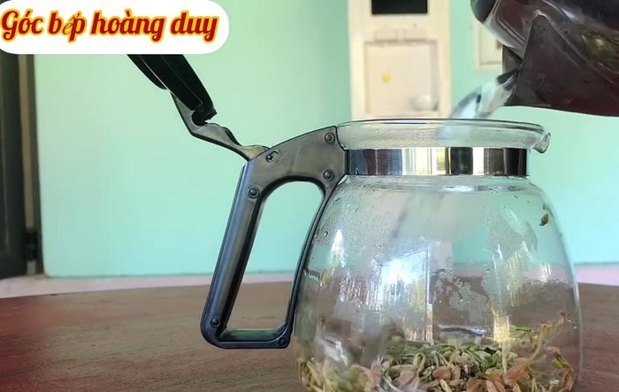 Đổ bỏ nước tráng, sau đó cho 300ml nước sôi vào ấm, hãm trà trong vài phút.