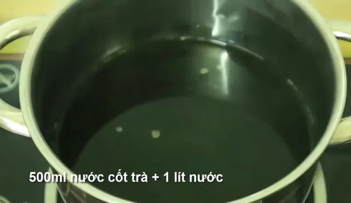 Lấy 500ml nước trà đã lọc, thêm 1 lít nước nữa (tổng 1.5 lít) và nấu sôi cùng với hỗn hợp bột rau câu và đường. (164.58)