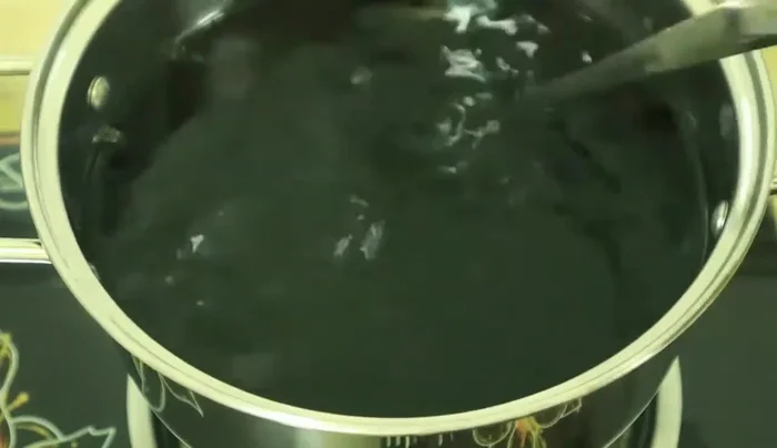 Làm nóng 3.2 lít nước trà đã lọc còn lại, cho 160g đường vào khuấy đều trên lửa nhỏ. (269.65)