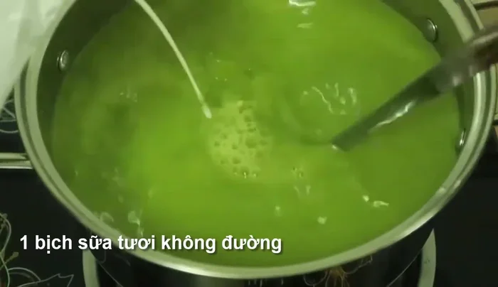 Cho 200g sữa tươi không đường vào, khuấy đều. (334.27)