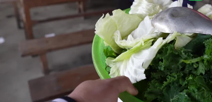 Cho rau vào nồi khi thịt và lòng ngựa đã chín tới.
