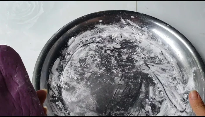 Nặn hỗn hợp thành viên trân châu nhỏ, rồi luộc chín trong nước sôi. Trân châu chín nổi lên mặt nước (164.76 - 278.969)
