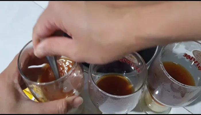 Cho sữa đặc vào trà khi trà còn nóng (456.24 - 462.26)