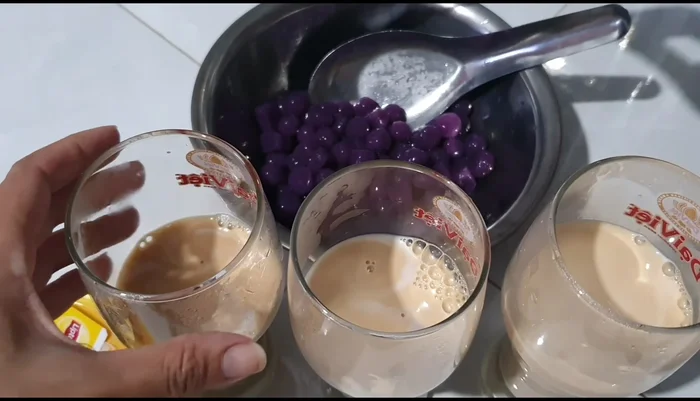 Thêm sữa tươi, trân châu và đá vào ly trà sữa (490.28 - 549.51)