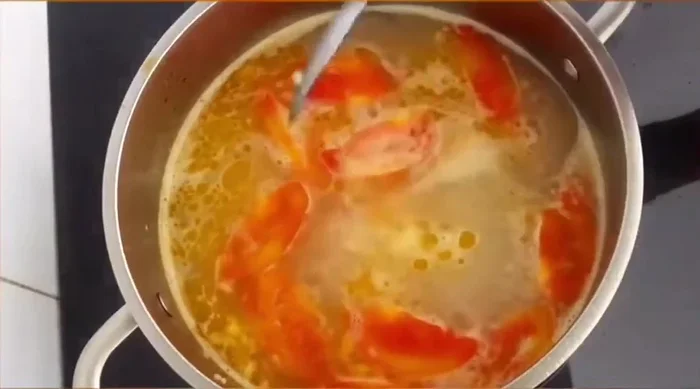Nêm nếm gia vị: thêm hạt nêm cho vừa miệng (đã có muối và bột ngọt ở bước 3). Điều chỉnh gia vị sao cho phù hợp với khẩu vị.