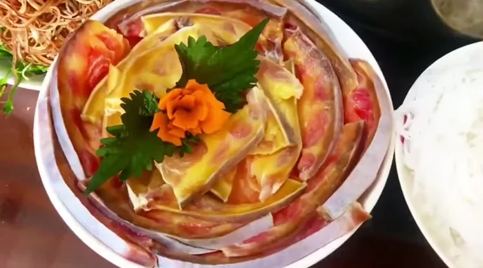 Cho cá tra dầu vào nồi nước lẩu đang sôi, nhúng chín tới.