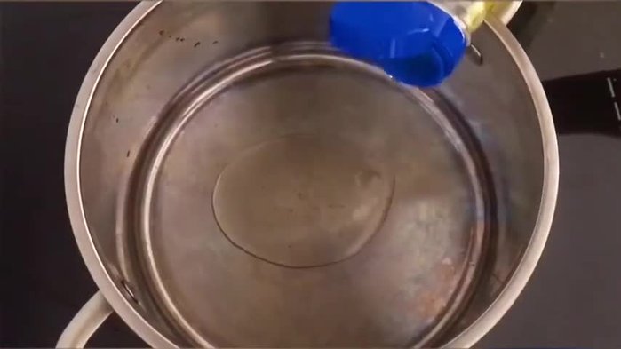 Chuẩn bị phần nước lẩu: Cho dầu ăn và tỏi vào nồi, phi thơm.