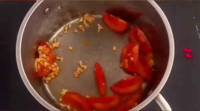 Nêm vào nồi cà chua đang xào 1 ít muối và bột ngọt để cà chua mềm hơn.