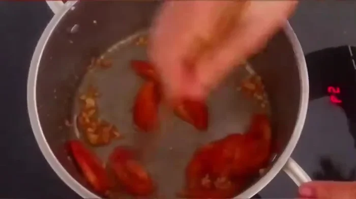 Đổ khoảng 2 lít nước lọc vào nồi, đun sôi.