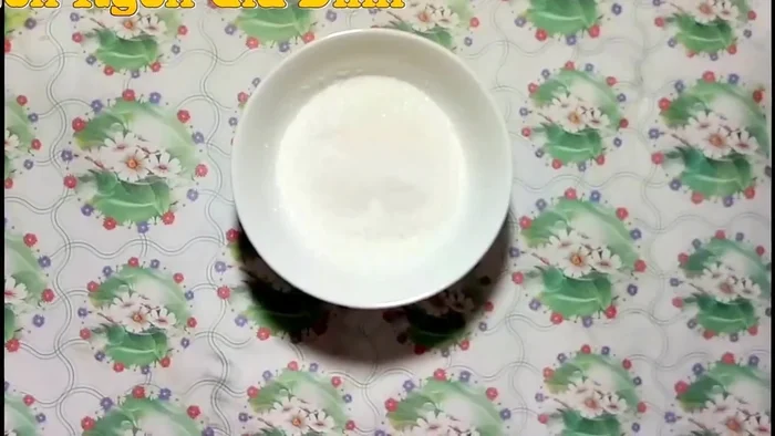 Trộn 100g đường và 2 muỗng thạch rau câu với 500ml nước cốt lá dứa, khuấy đều.