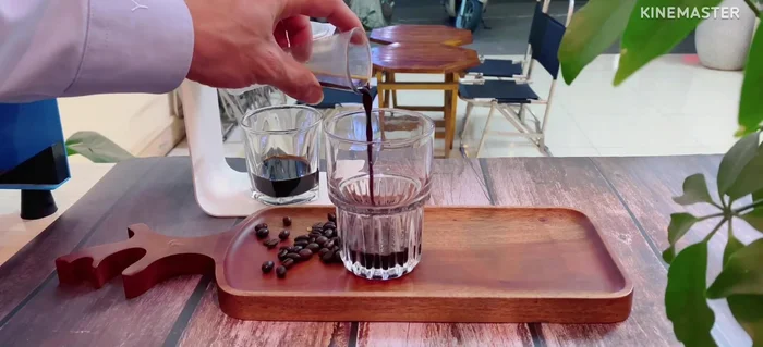 Thêm 5g đường vào ly cà phê.