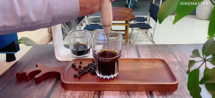 Đánh bọt cà phê nhẹ nhàng.