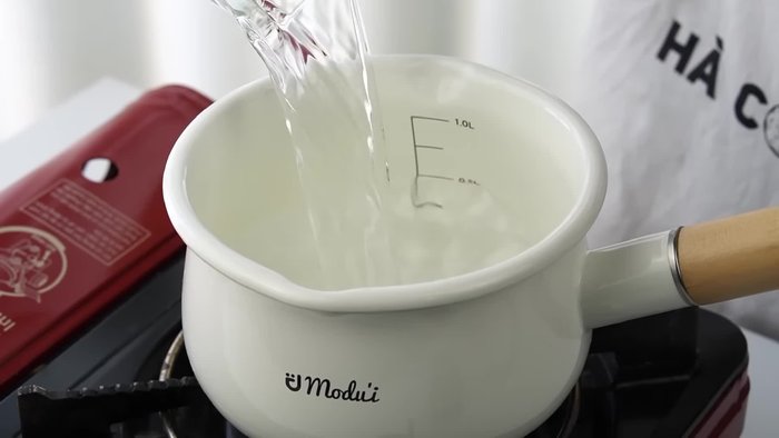 Đun sôi nước, cho hồng trà vào, đun sôi lại và hãm khoảng 20 phút. Hoặc dùng trà túi lọc, hãm với nước sôi.