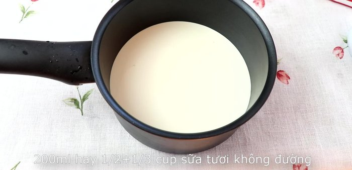 Đun kem tươi, sữa tươi, đường cho ấm, vắt kiệt nước gelatin, khuấy tan gelatin vào hỗn hợp.