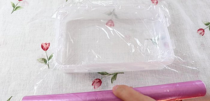 Đổ hỗn hợp khúc bạch vào khuôn lót màng bọc thực phẩm, để tủ lạnh ít nhất 4 tiếng.