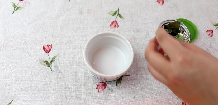 Làm thạch trà xanh (hoặc hương vị khác): Ngâm gelatin, pha trà xanh, trộn với kem tươi, sữa tươi, đường, đun nóng, đổ vào khuôn.