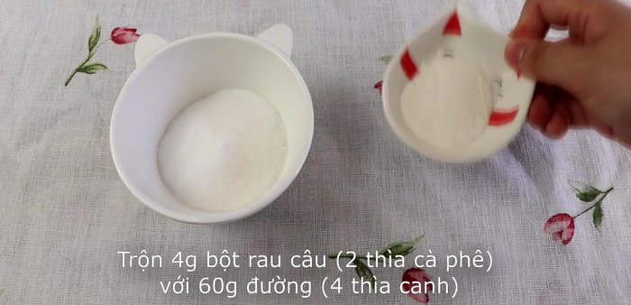 Làm thạch rau câu: Đun sôi nước, cho bột rau câu vào, khuấy tan. Cho thêm sữa tươi, kem tươi, đường, đun cho tan đều. Thêm hương vị nếu muốn (dâu, cà phê). Đổ vào khuôn.