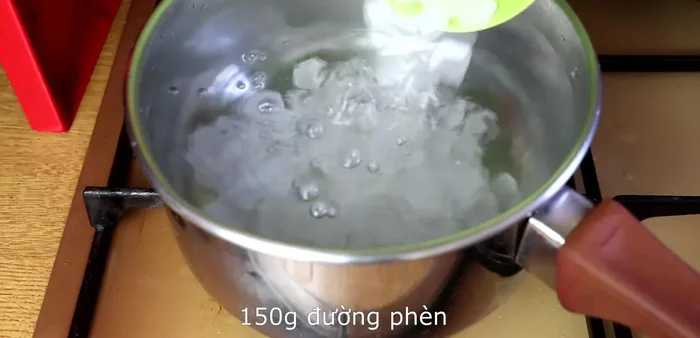 Làm nước đường: Đun nước, đường phèn (hoặc đường trắng), lá dứa đến khi sôi và đường tan hết. Lọc bỏ bã.