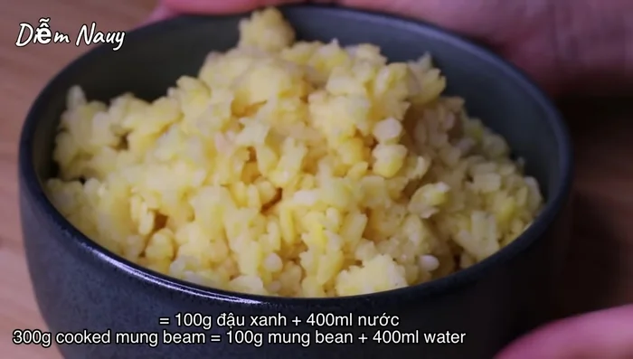 Làm nhân: Nấu 100g đậu xanh sống với 400ml nước cho mềm. (195.68)