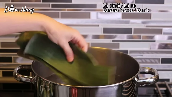 Luộc bánh: Đun sôi nước, cho bánh vào nồi, đè nặng để bánh chìm trong nước. Luộc trong 3-3.5 tiếng (tùy thời gian ngâm nếp). (465.56)