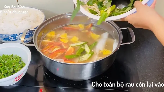 Khi nước sôi lại, cho đậu bắp vào, tiếp tục nêm nếm.