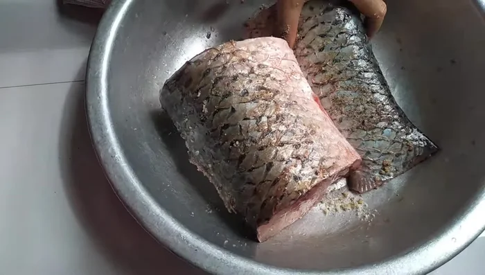 Ướp cá trong 20 phút cho ngấm gia vị.