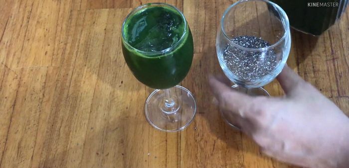 Khuấy đều và để khoảng 12 phút cho hạt chia nở (490.66)