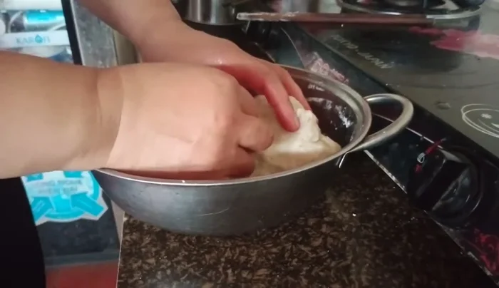 Tùy chỉnh hình dạng bánh theo sở thích (ví dụ: viên tròn, làm bánh nhân...).