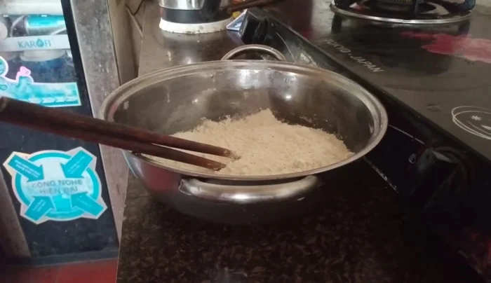 Thêm một chút dầu ăn vào bột để bột không bị dính.