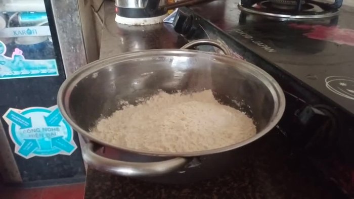 Cho bột sắn vào tô.